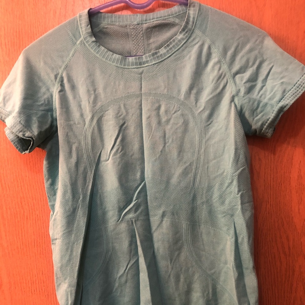 Lululemon workout shirt